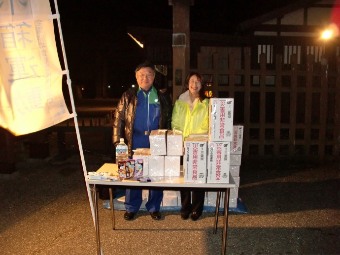 稲垣部長と『ちょんまげワールド』にて起震車を体験された方に非常食を配布しました。
