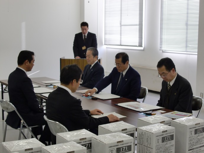 平成24年12月26日（水）三重県熊野県民センターにて　　　　　　　　　　　　　　　　　　　　　　　　　　　　　　　　　　　　　「白い小箱運動」に関する協定の調印式が執り行われました。