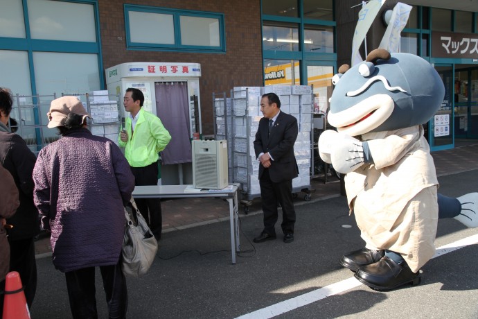 今回も、三重県の防災キャラクター『なまずはかせ』が応援にかけつけてくれました。
　　　　　　　　　　　　　　　　　　　　　　　　　募金箱をもってボランティア活動中です。