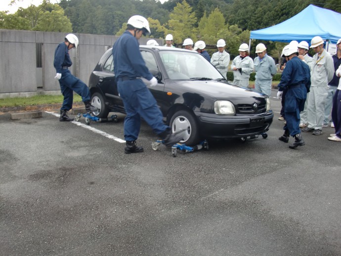 動かなくなった車を移動させる訓練