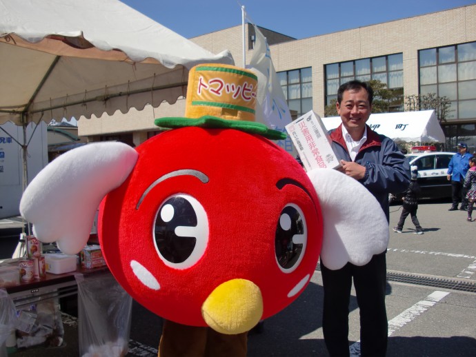 木曽岬町のマスコットキャラクター・トマッピーも小箱を持ってハイポーズ♪