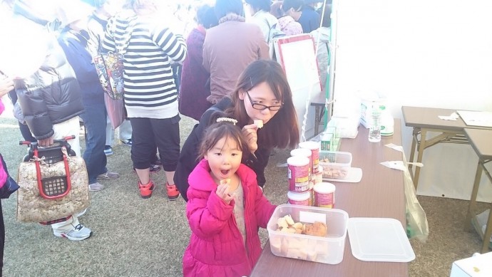 小さなお子様も缶詰バン、おいし〜い